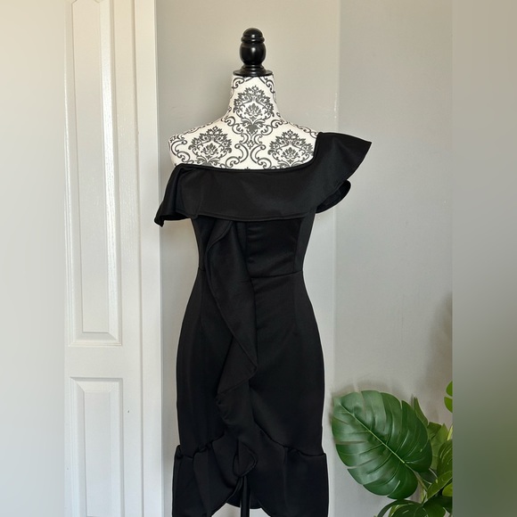 Black Dress - Picture 7 of 7